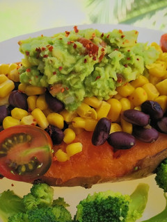 Una foto de Boniato relleno de frijoles y guacamole