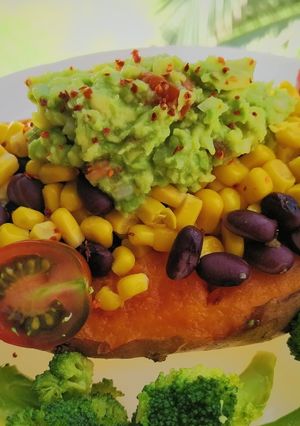 Una foto de Boniato relleno de frijoles y guacamole