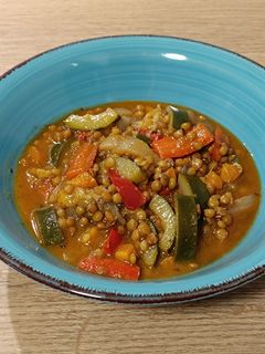 Una foto de Curry rojo de lentejas con calabacín