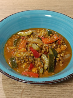 Una foto de Curry rojo de lentejas con calabacín