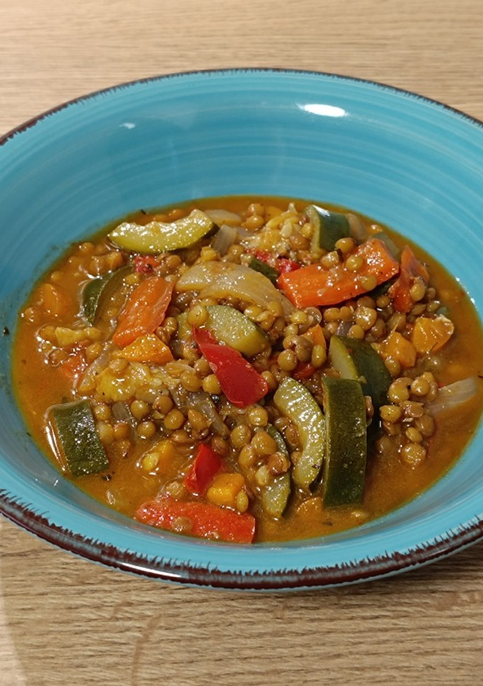 Una foto de Curry rojo de lentejas con calabacín