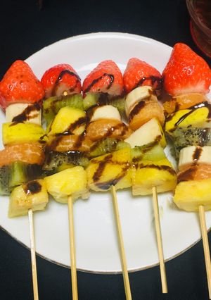Una foto de Brochetas de frutas con Fudge de Chocolate 🥝🍊🍋🍌🍍🍏🍓🍫