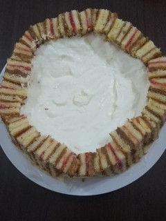 Una foto de Bavaroise de limón, con bordes rellenos de frutilla y dulce de leche