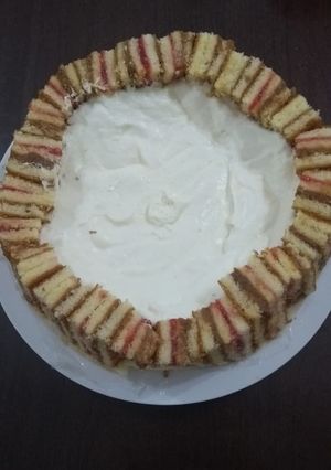 Una foto de Bavaroise de limón, con bordes rellenos de frutilla y dulce de leche