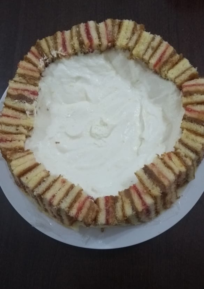 Una foto de Bavaroise de limón, con bordes rellenos de frutilla y dulce de leche