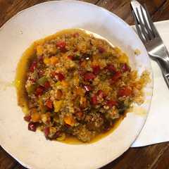 Una foto de Quinoa con verduras