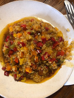 Una foto de Quinoa con verduras