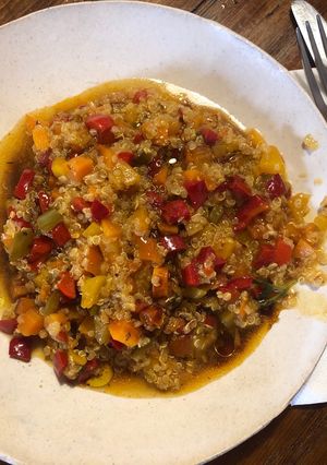 Una foto de Quinoa con verduras