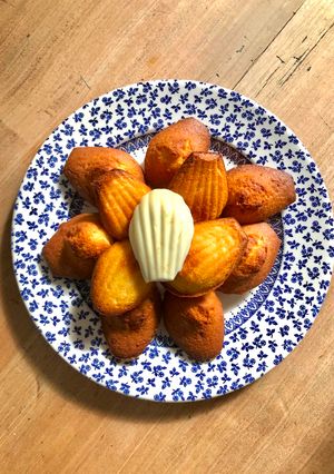 Une photo de Madeleine et coque du chocolat blanc