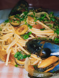 Una foto de Spaghettis picantes con mejillones