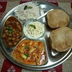 A picture of Chole puri.