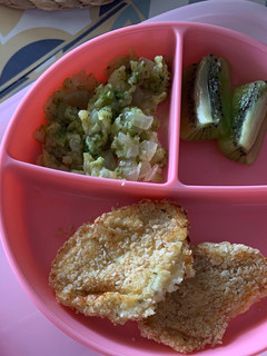 Una foto de BLW Ideas Nuggets de merluza al horno acompañado con brócoli, patata y cebollita
