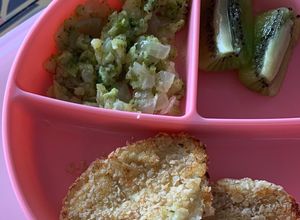 Foto principal de BLW Ideas Nuggets de merluza al horno acompañado con brócoli, patata y cebollita