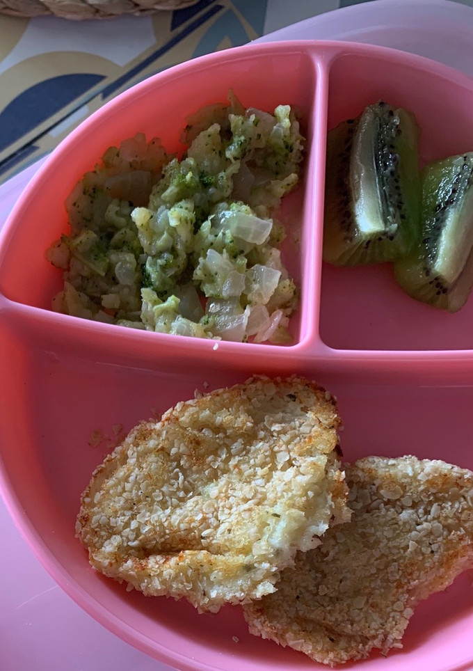 Una foto de BLW Ideas Nuggets de merluza al horno acompañado con brócoli, patata y cebollita