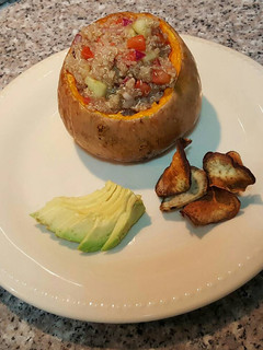 Una foto de Calabaza rellena de quinoa y vegetales