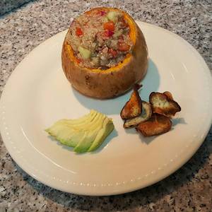 Calabaza rellena de quinoa y vegetales