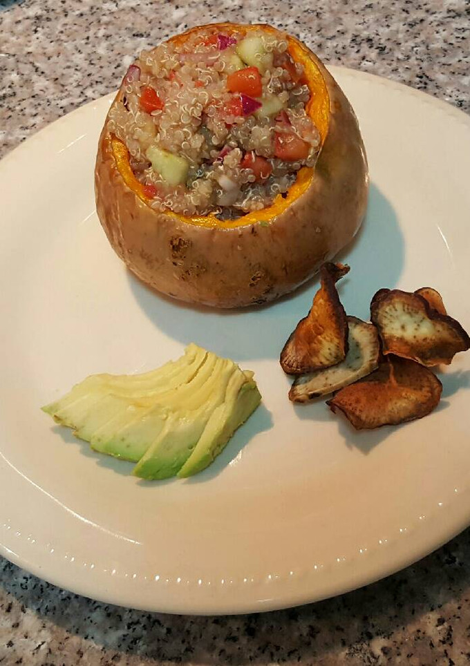 Una foto de Calabaza rellena de quinoa y vegetales