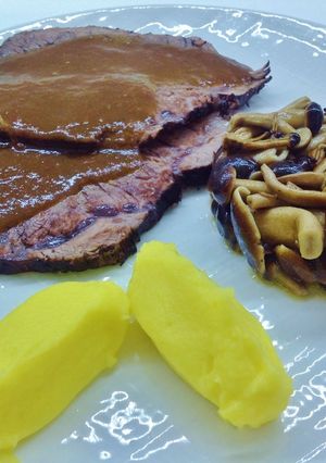 Foto di Brasato al Barolo con funghi pioppini e purè al curcuma