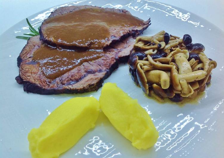 Brasato al Barolo con funghi pioppini e purè al curcuma