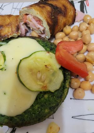 Una foto de Rolls de huevo con espinacas y jamón