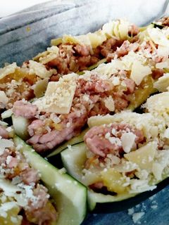 Una foto de Calabacines rellenos de pollo y pavo con parmesano