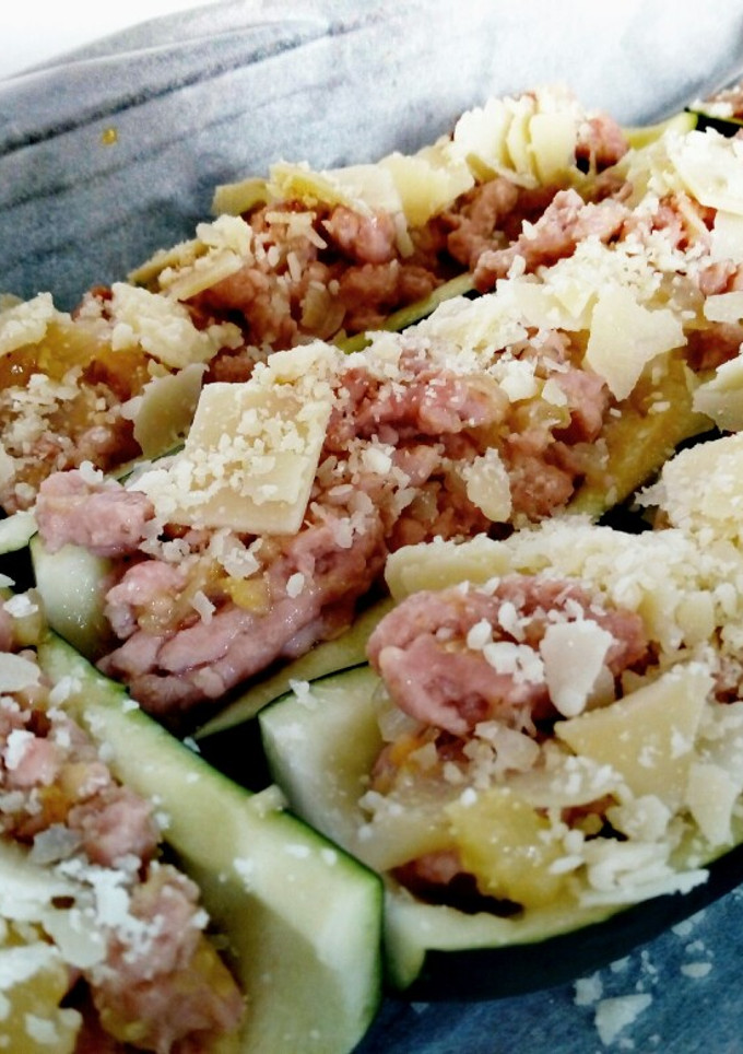 Una foto de Calabacines rellenos de pollo y pavo con parmesano