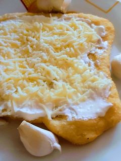 Lángos 🧄🧀🧂🥛🍻 recept fotója