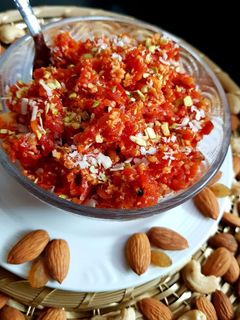 गाजर का हलवा (gajar ka halwa recipe in Hindi) रेसिपी मुख्य फोटो