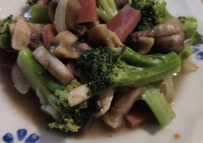 Saute Broccoli with mushroom and beef