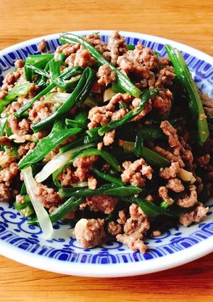 Hình của món Bông Tỏi Ba Góc Xào Bò Bằm.