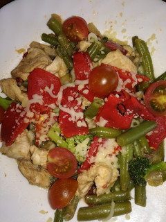 Una foto de Pollo con verduras