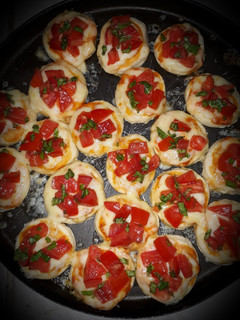 Una foto de Pizzetitas Navideñas (Caprese)