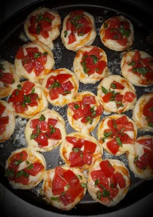 Una foto de Pizzetitas Navideñas (Caprese)