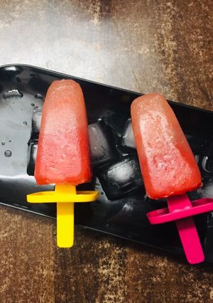 A picture of Watermelon Lemonade Popsicles.