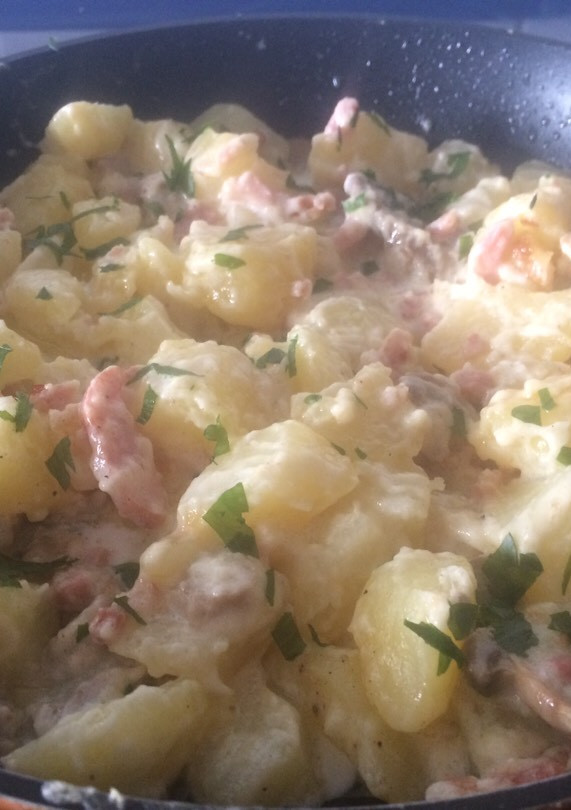 Una foto de Patatas a la carbonara