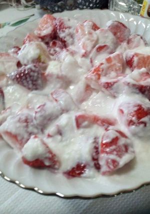 Una foto de Postre de frutillas 🍓