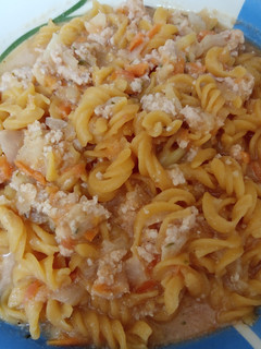 Una foto de Fusilli de lentejas rojas con verduras y pavo