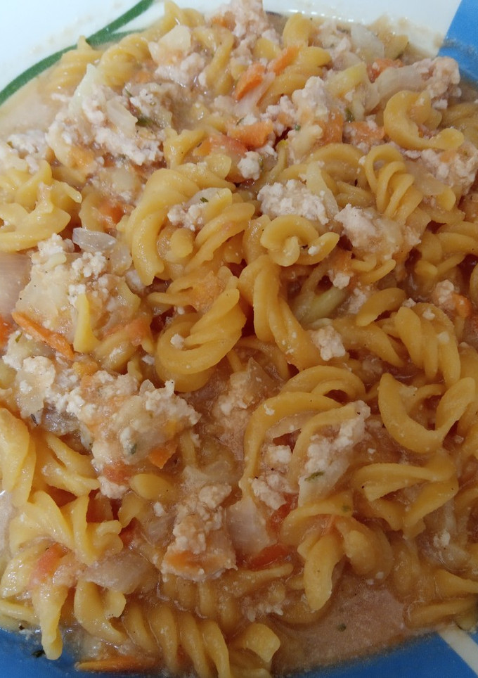 Una foto de Fusilli de lentejas rojas con verduras y pavo
