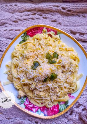 صورة لوصفة الفريدو فيتوتشيني المكرونة الايطالية بالصلصة البيضاء والدجاج 🍝