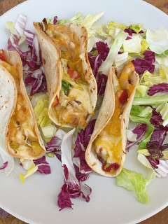 Una foto de Tacos de pollo con salsa de yogur