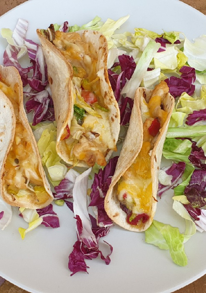 Una foto de Tacos de pollo con salsa de yogur