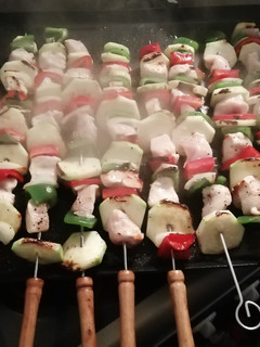 Una foto de Brochetas de pollo y verduras