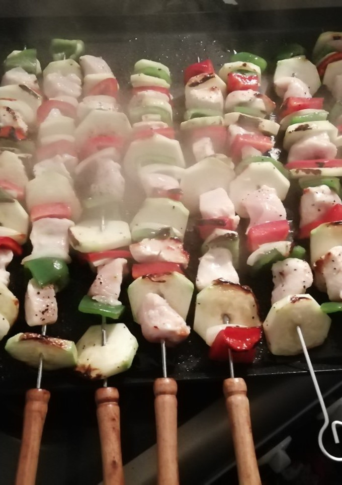 Una foto de Brochetas de pollo y verduras