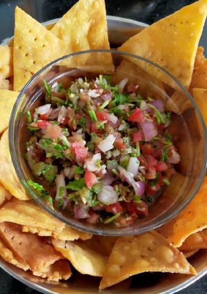 A picture of Maxican Salsa With Nachos.