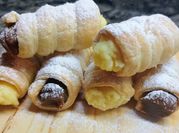 Una foto de facturas dulces con harina comun