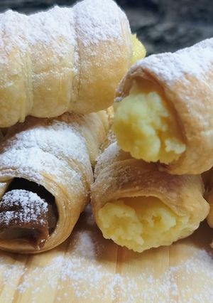 Una foto de Cañoncitos de Dulce de Leche y Crema Pastelera