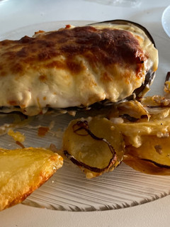Una foto de Berenjenas rellenas sobre base de patatas panadera