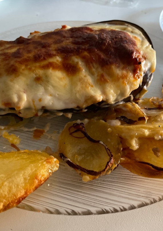 Una foto de Berenjenas rellenas sobre base de patatas panadera