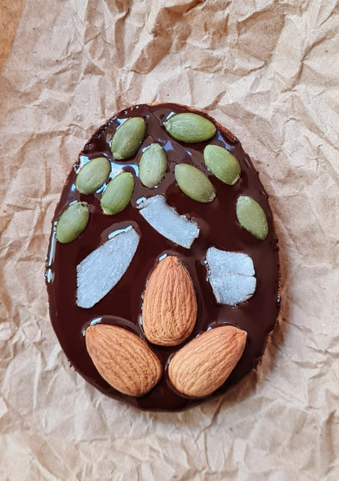 Una foto de Figura huevo de Pascua saludable y sin complicaciones 🍌 🥥 🍫harina de coco y banana, low carb