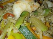 Una foto de arroz integral con mariscos
